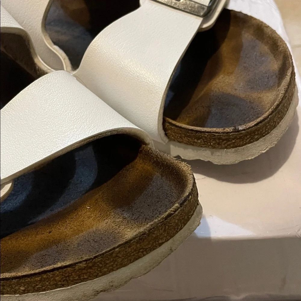 Birkenstock Arizona EU40 White Leather Sandals with Silver Buckles - Picture 4 of 6
